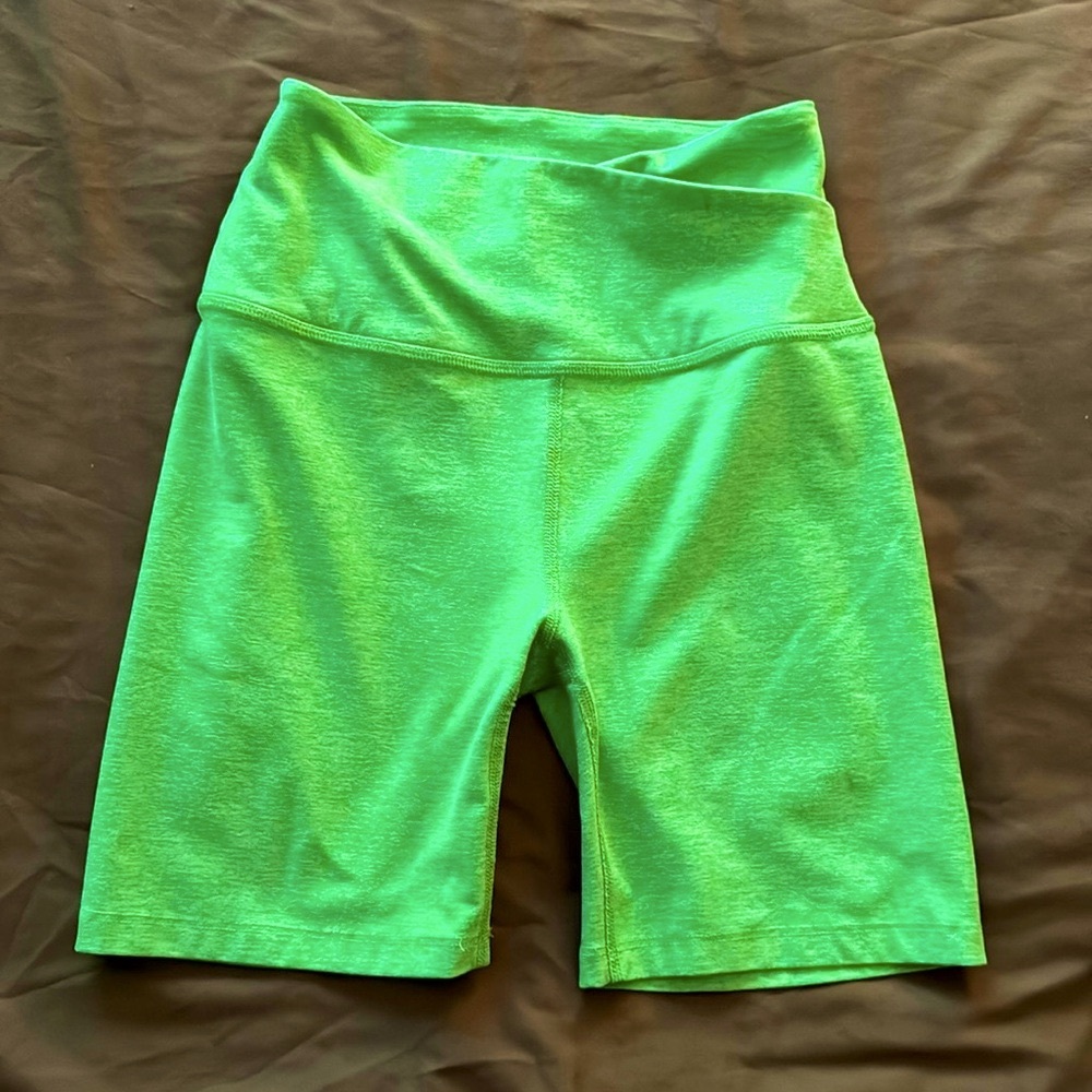 Beyond Yoga bright green neon crossover biker shorts size Small S